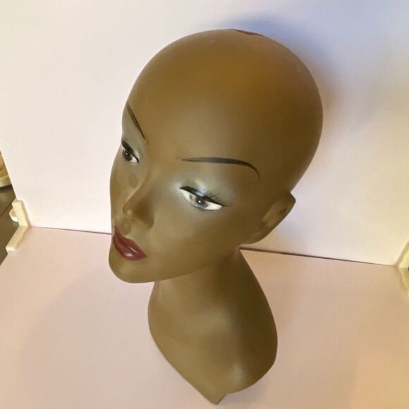 Vintage dark skin mannequin head, wig stand; beautiful face and make up - Picture 4 of 9